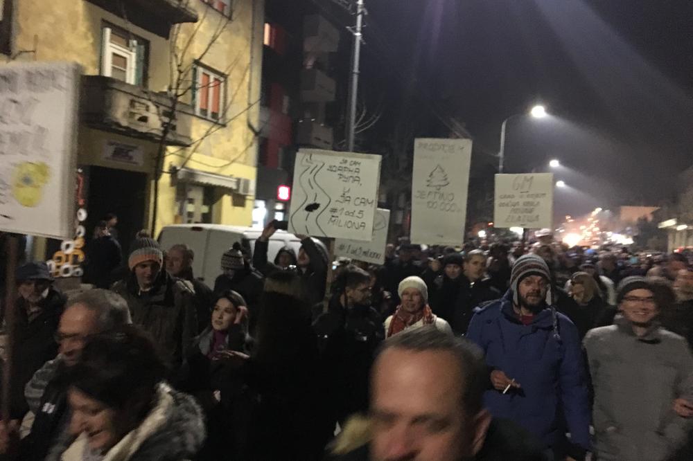 ČOVEK KOJI JE NOSIO OBEŠENU LUTKU na protestu u Kragujevcu pušten kući, oglasio se i MUP