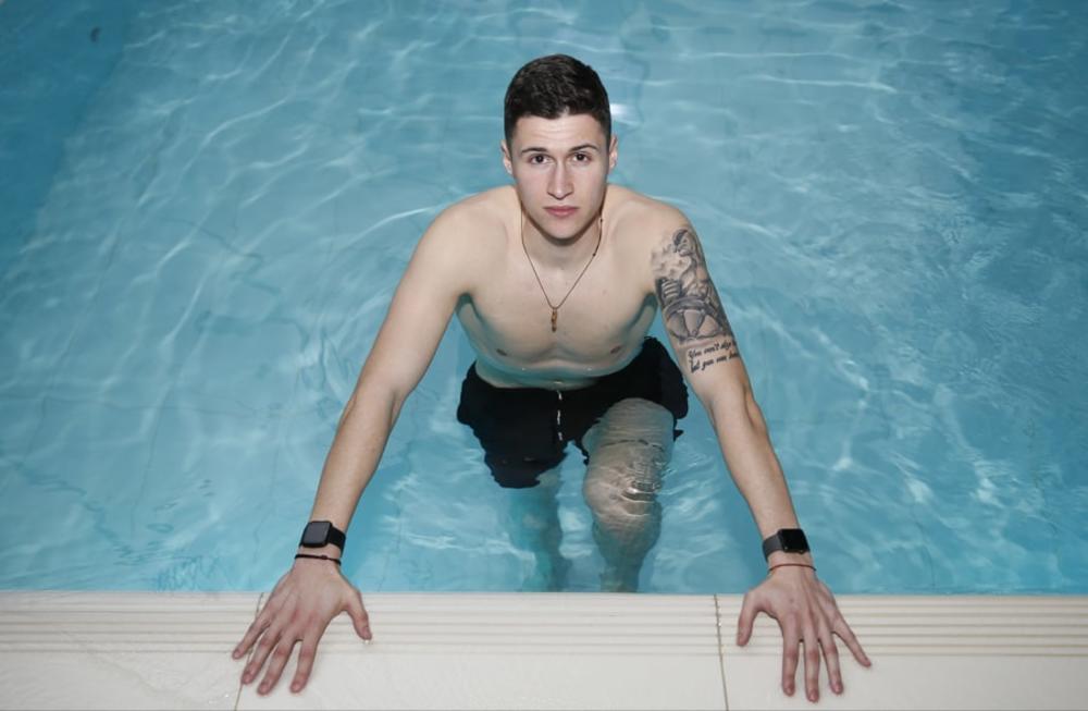 Danilo Pantić radi vežbe za oporavak u bazenu  