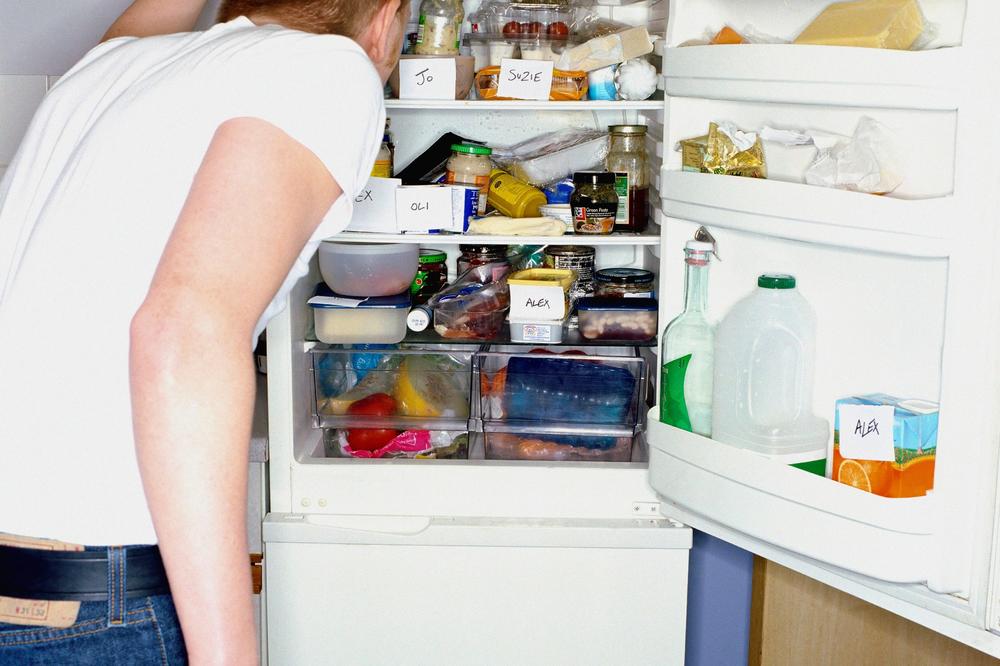 SIPALA JE JEDNU STVAR NA KRPU I SVE OGREBOTINE SU NESTALE! Očistila je frižider bez muke (VIDEO)