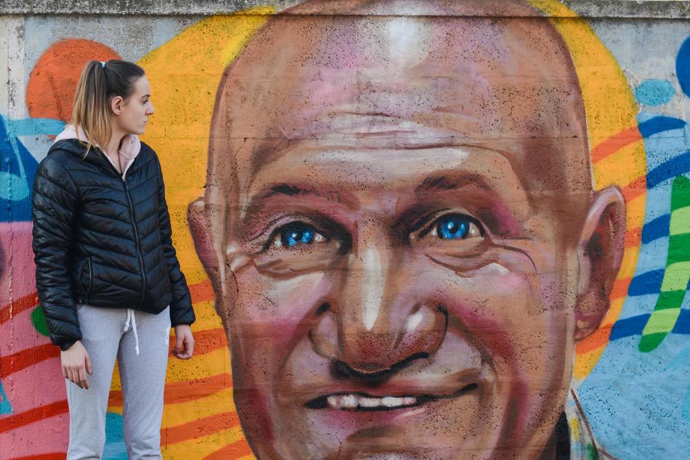 Šabanova unuka Ela: ispred murala svom dedi u Šapcu  