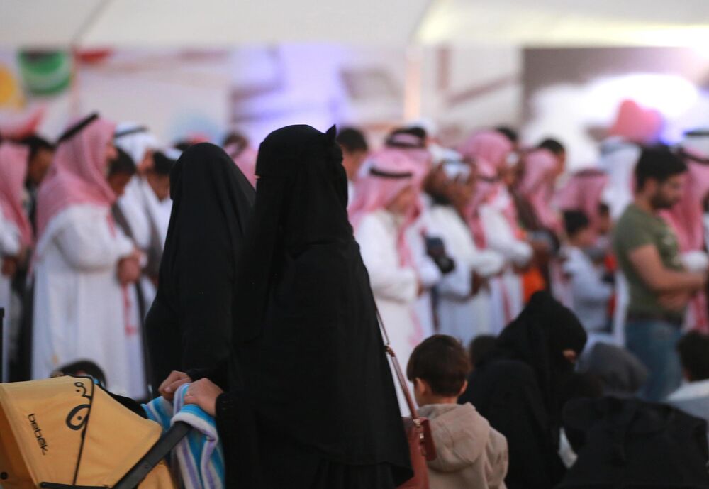 Žene u Saudijskoj Arabiji moraju da nose crne duge odore