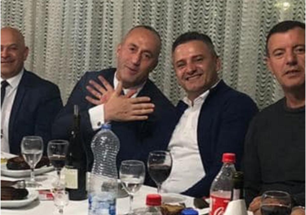 Ramuš Haradinaj u kafani pokazuje dvoglavog orla  