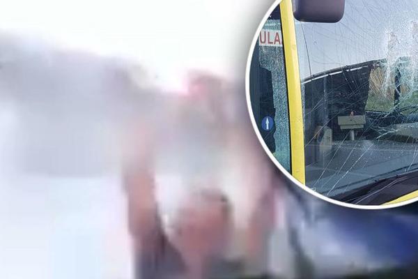 NOVI VELIKI INCIDENT U SPLITU: Manijak iščupao brisač, pa njime POLOMIO STAKLO NA AUTOBUSU! (VIDEO)