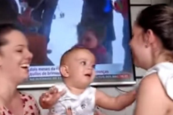 BEBA NIJE MOGLA DA PREPOZNA SVOJU MAJKU: Pogledajte njenu reakciju kada je ugledala bliznakinju svoje mame! (VIDEO)