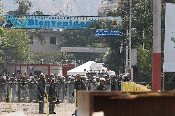 NAPADNUTA VOJSKA VENECUELE: Više od 60 naoružanih vojnika granatama na granični prelaz Tačira i Kolumbije!