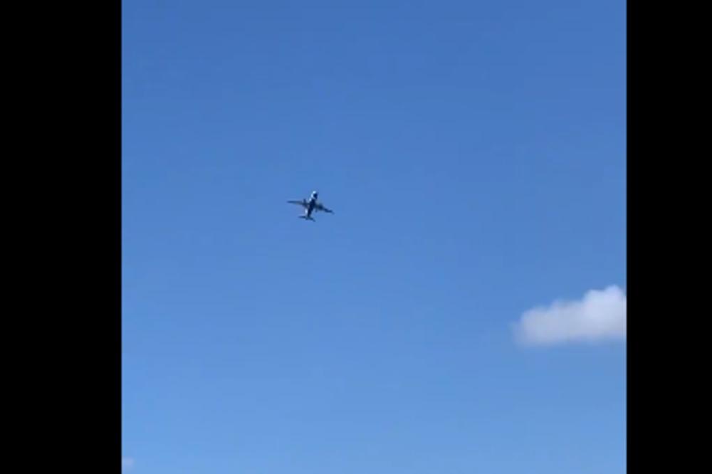 SAMO SAM MISLIO NA ŽENU I DECU! Avion se zbog jakih vetrova opasno naginjao, jedva sleteo (VIDEO)