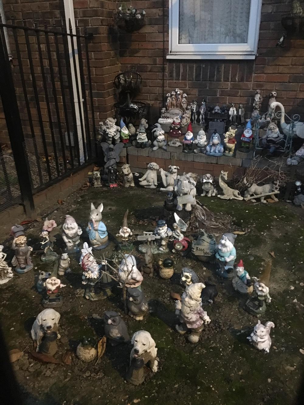 Dvorište puno gipsanih figurica  