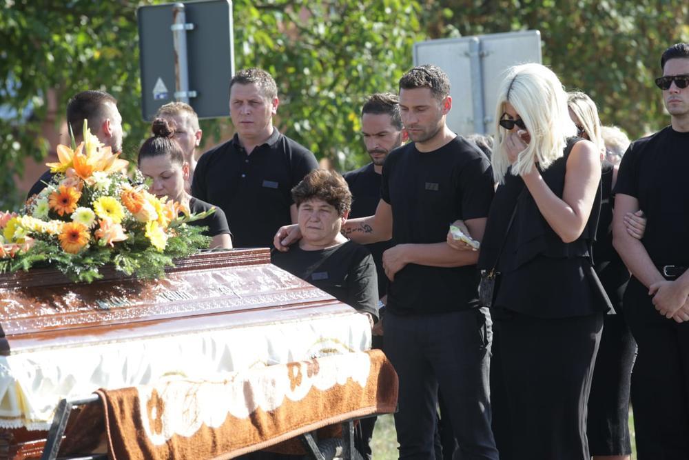 Jelena inače veoma teško podnosi sahrane