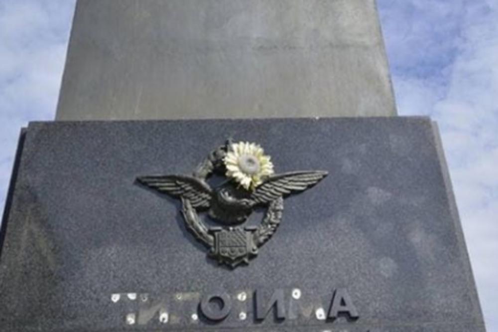 NIŠTA IMA NIJE SVETO: Oskrnavljen spomenik pilotima braniocima Beograda iz Dugog svetskog rata (FOTO)