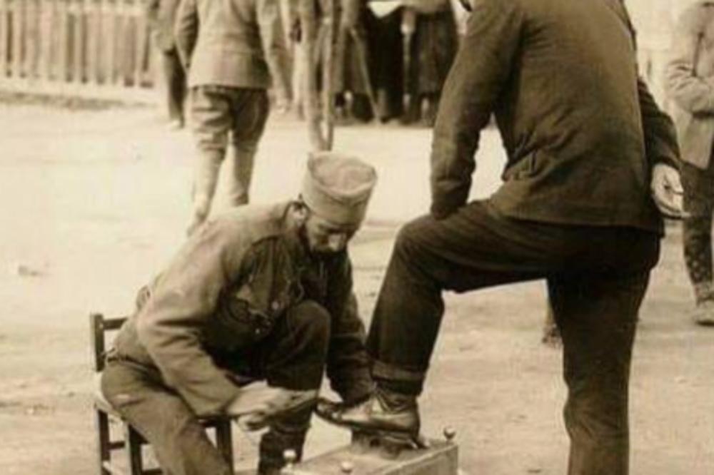 POTRESNA FOTOGRAFIJA POKAZUJE DA SE U SRBIJI NIKAD NIŠTA NE MENJA Solunski ratnik čisti cipele gospodi u Beogradu