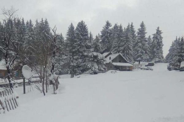ŽESTOKA MEĆAVA NA PEŠTERU: Palo i do pola metra snega, zavejani putevi, deca nisu mogla da se probiju do škola!