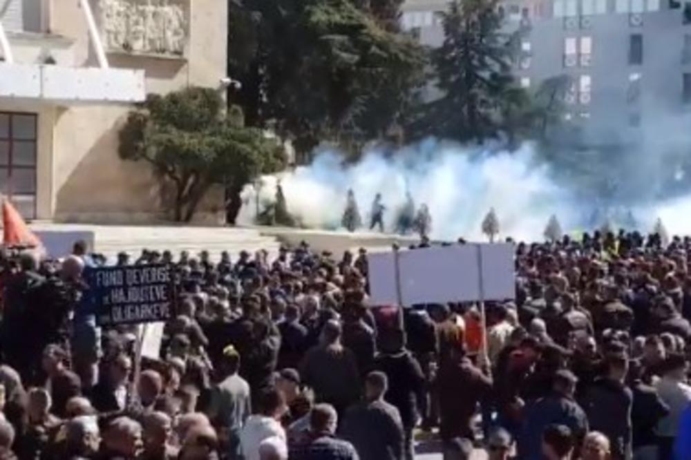 ALBANCI NA ULICAMA TRAŽE RAMINU OSTAVKU: Demonstranti probili ogradu oko Raminog kabineta, policija bacila suzavac