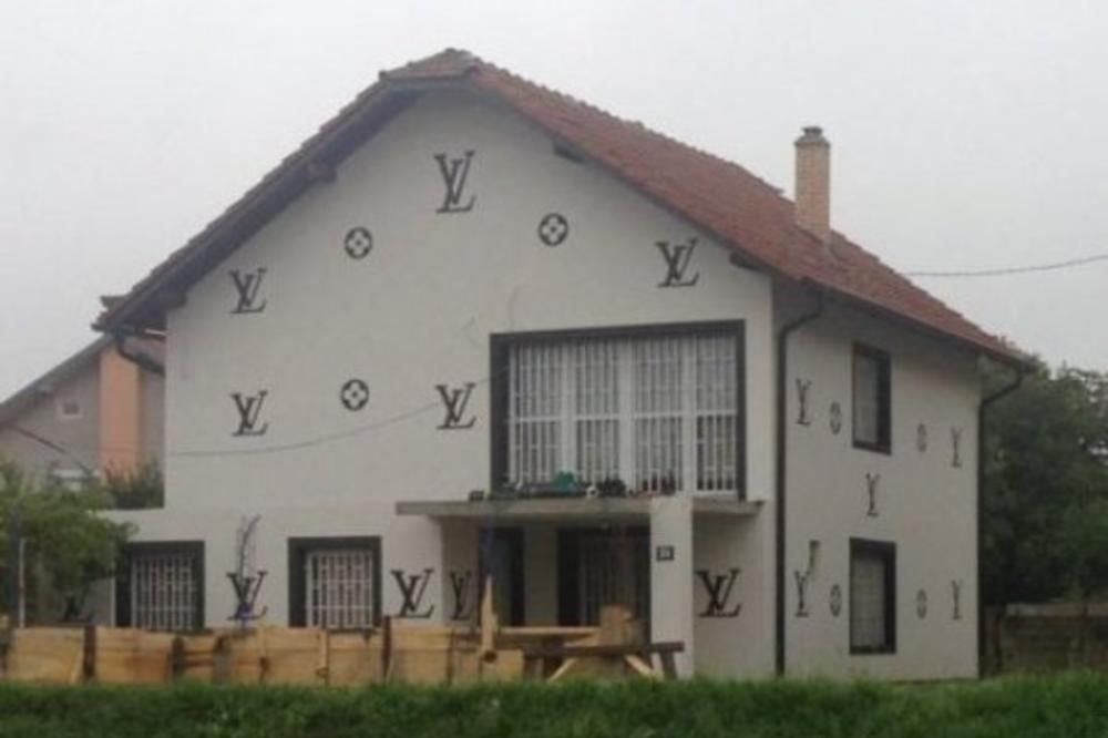 KAKVA KIČERICA! Bosanacu su se svi smeju zbog kuće! Ukrasio fasadu i postao predmet sprdnje (FOTO)