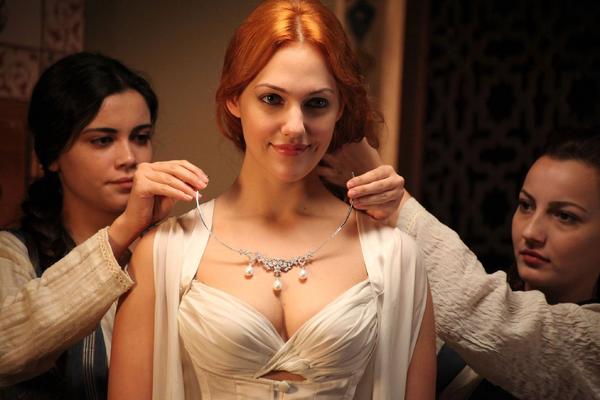 NI H OD HUREM: Poznata turska glumica ZAPREPASTILA SVE svojim izgledom! Niko ne može da veruje da je OVO ONA (FOTO)