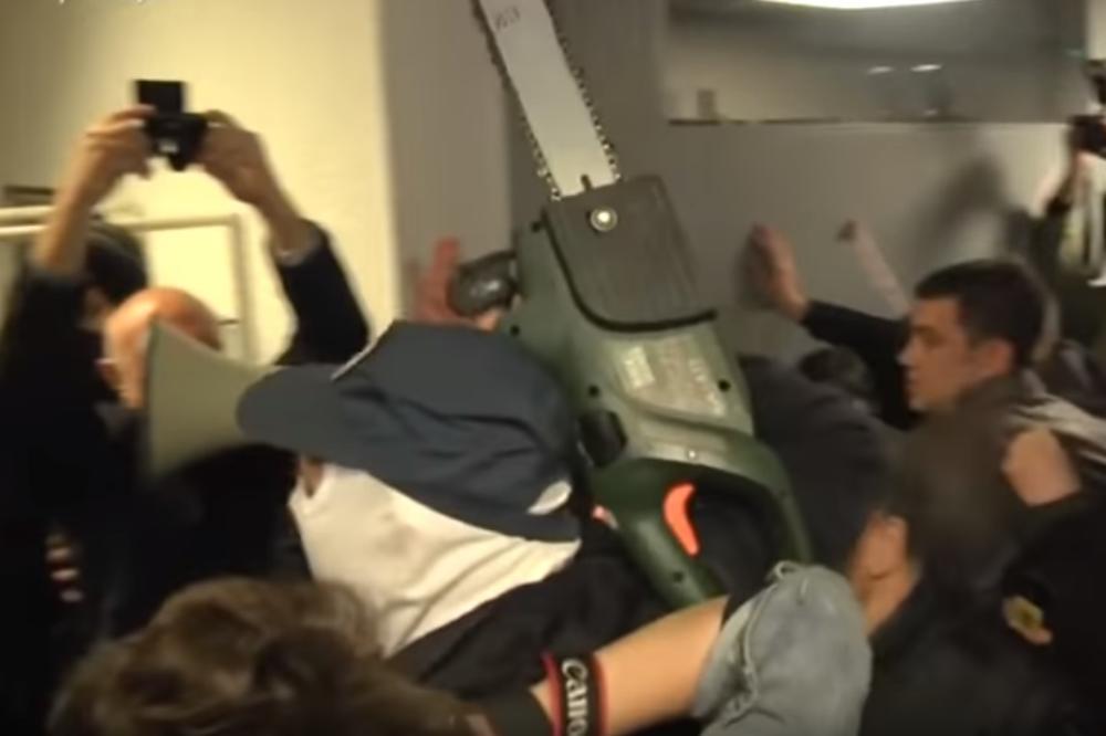 MOTORNOM TESTEROM NA RTS: Ovako su demonstranti pokušali da upadnu u zgradu Javnog servisa (VIDEO)