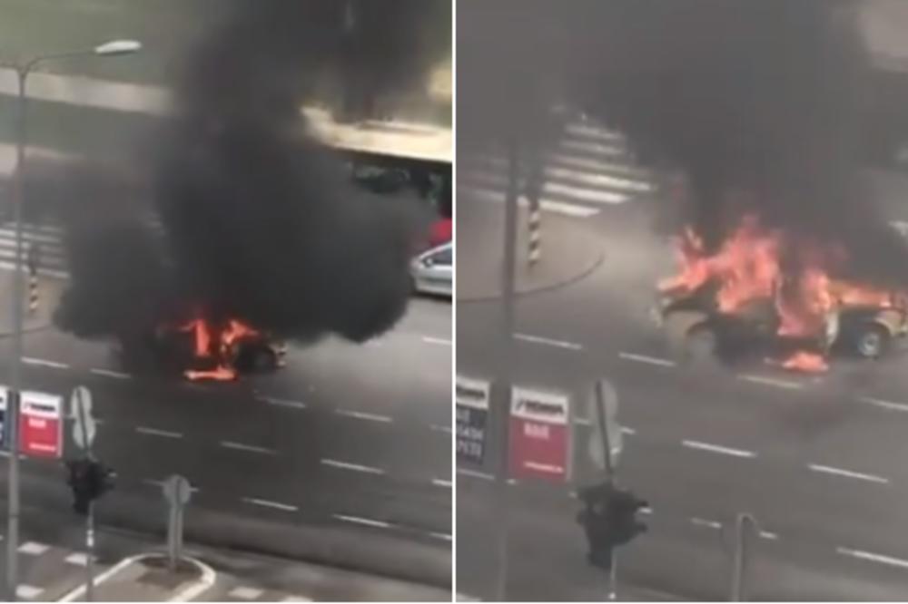 AUTOMOBIL GORI NA NBG-u! Buknuo je u plamenu nasred ulice, NE ZNA SE ŠTA JE SA VOZAČEM! (VIDEO)