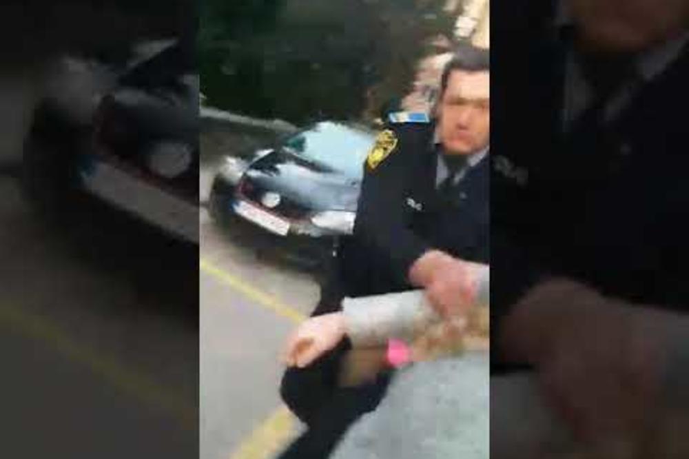 POLICAJAC FIZIČKI NAPAO DEVOJKU ZBOG PARKINGA! Incident u centru Sarajeva, žrtva je sve snimila (VIDEO)