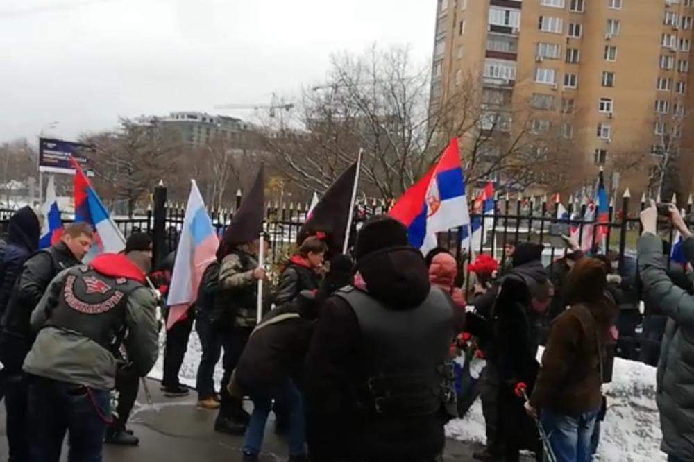 GOMILA RUSKIH BAJKERA ODALO POČAST POGINULIM SRBIMA: Mahali srpskim zastava ispred naše ambasade u RUSIJI! (VIDEO)
