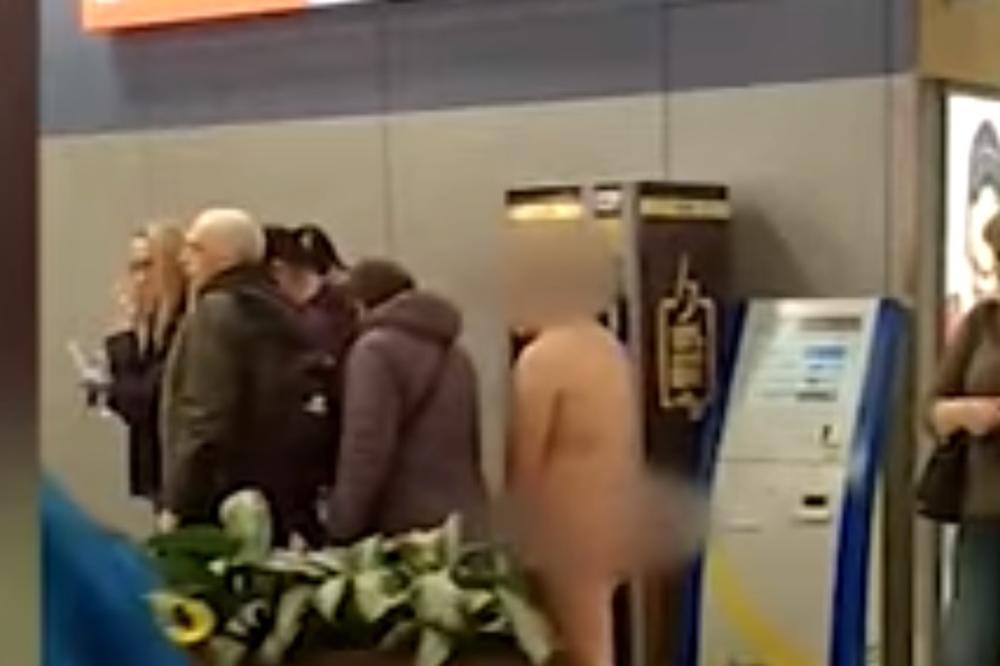 KAO OD MAJKE ROĐEN Rus potpuno go čekao u redu da uđe u avion! Ljudi gledali u neverici, reagovala policija (VIDEO)
