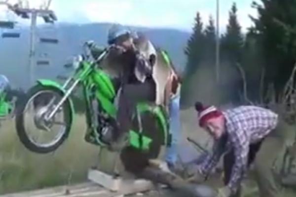 DO SAD NEVIĐENO: Čovek seče drva uz pomoć MOTOCIKLA! (VIDEO)