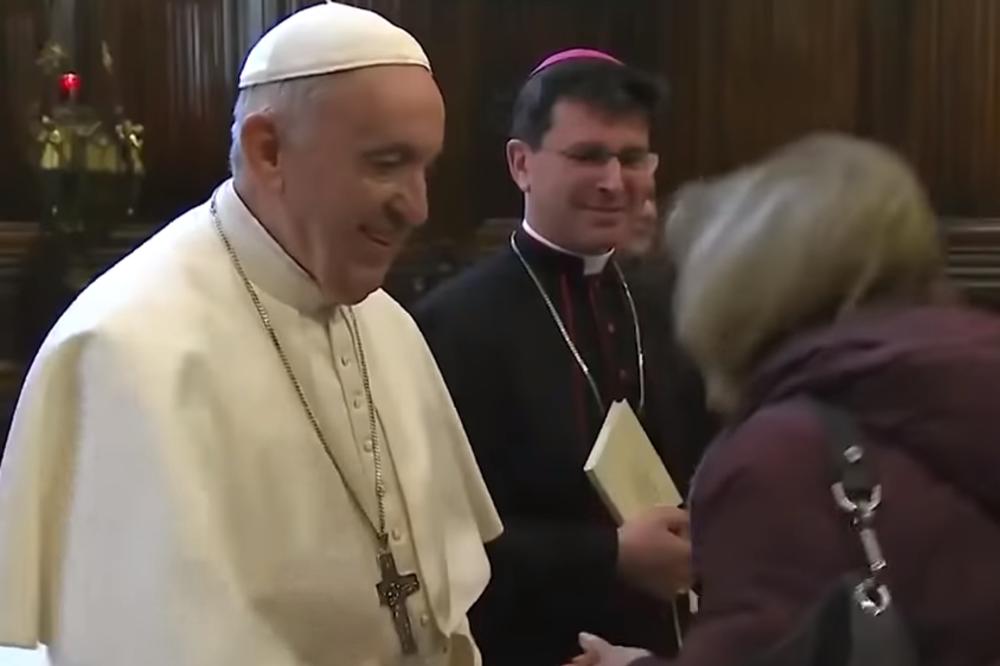 PAPA FRANJA ISPALIO VERNIKE! Skandalozan snimak predmet je novih SUKOBA u Katoličkoj crkvi (VIDEO)