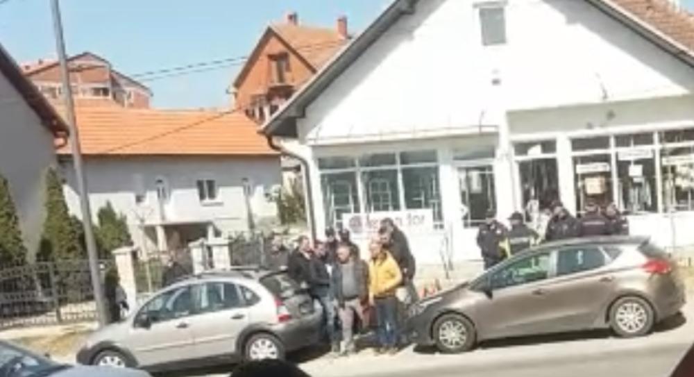 Policija ispred Milanove kuće  