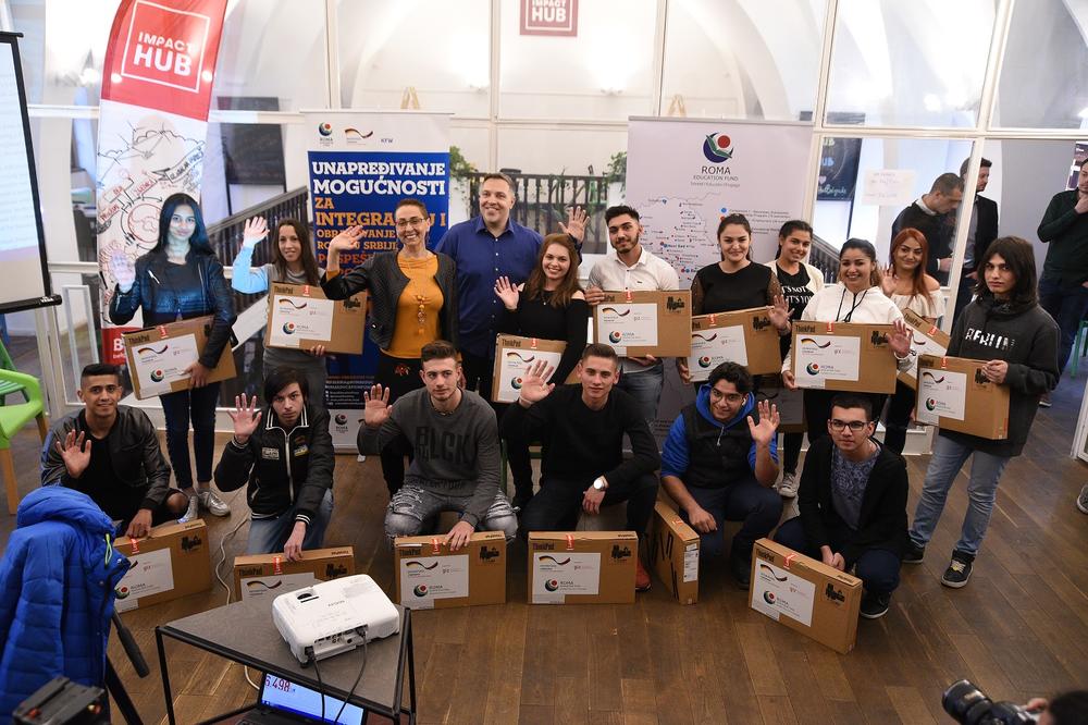 Donacija laptop računara najuspešnijim učenicima i stipendistima Fonda za obrazovanje Roma