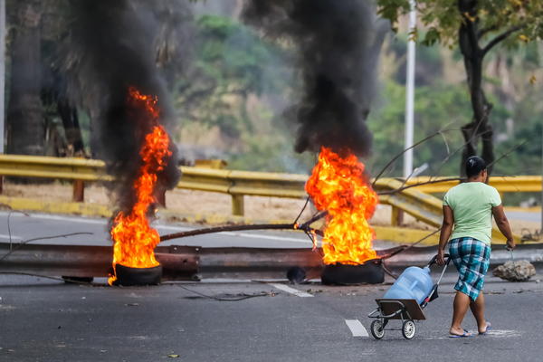 NEKO JE PUCAO NA PROTESTIMA U VENECUELI! Sumnja se na Madurove zloglasne KOLEKTIVOSE (VIDEO)