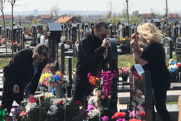 BIO JE OSUMNJIČEN ZA UBISTVO, A MNOGI I DALJE U NJEGA UPIRU PRSTOM: Zoran Marjanović na groblju grli JELENINU SLIKU
