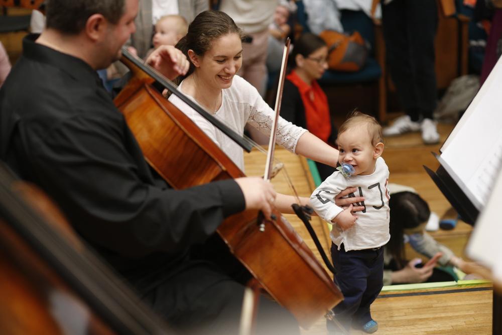 Bebe u filharmoniji  
