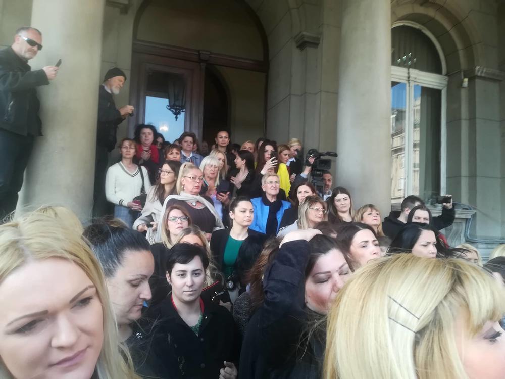 Žene i dalje stoje ispred Starog dvora 