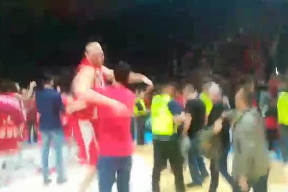 PRVO SE TUKAO, A ONDA JE ŠIRIO LJUBAV: Kalinić u zagrljaju sa košarkašem Zvezde posle pobede nad Partizanom!