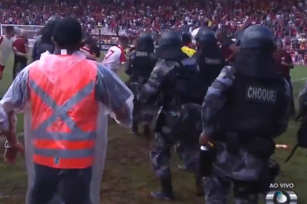 UŽAS NA FUDBALSKOM TERENU: Policija krenula suzavcem na fudbalere, a onda su se začuli pucnji!