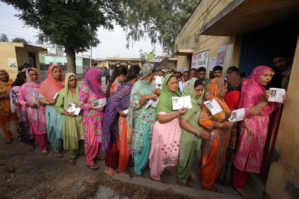 NAJMASOVNIJI IZBORI NA SVETU: 900 miliona Indijaca od danas izlazi na birališta, glasaće sve do sredine maja!