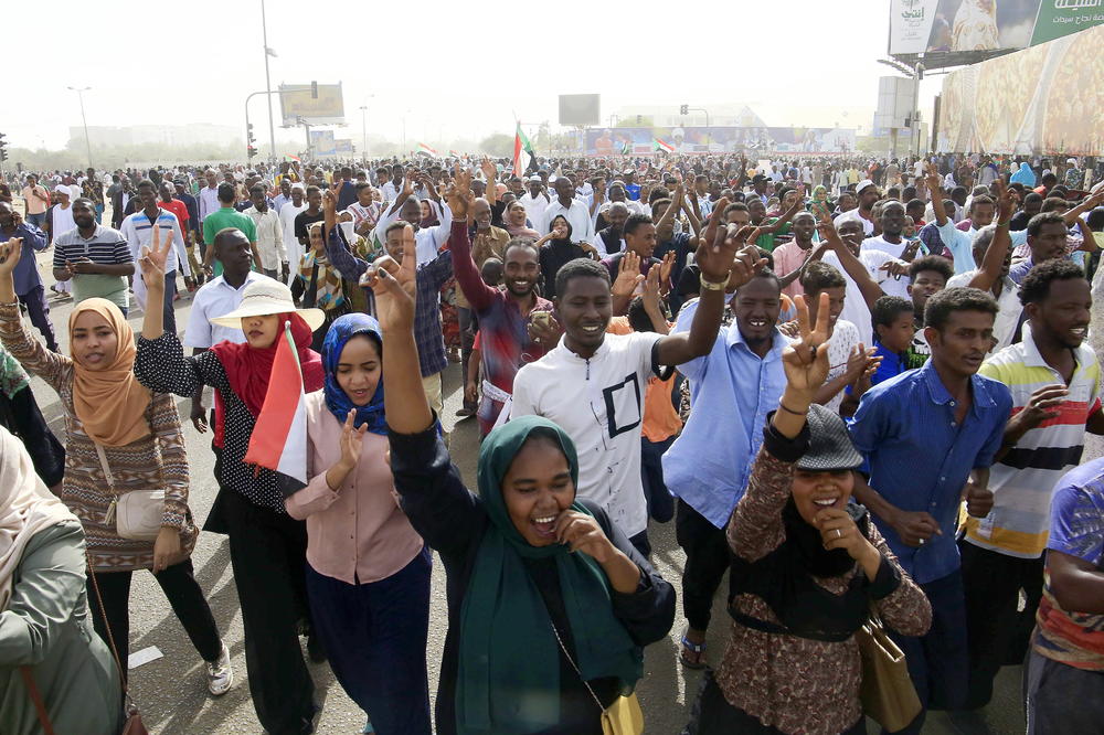 OVO JE NASTAVAK ISTOG REŽIMA! Sudanci nezadovoljni VLADAVINOM VOJSKE nakon pada Bašira (VIDEO)