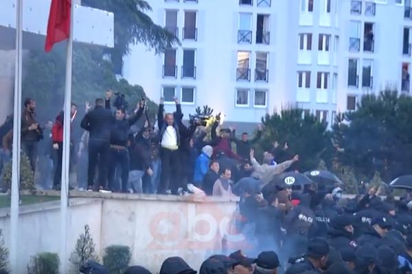 ALBANSKA OPOZICIJA RADIKALIZUJE PROTESTE: Najavljuje se KRVOPROLIĆE na ulicama TIRANE!
