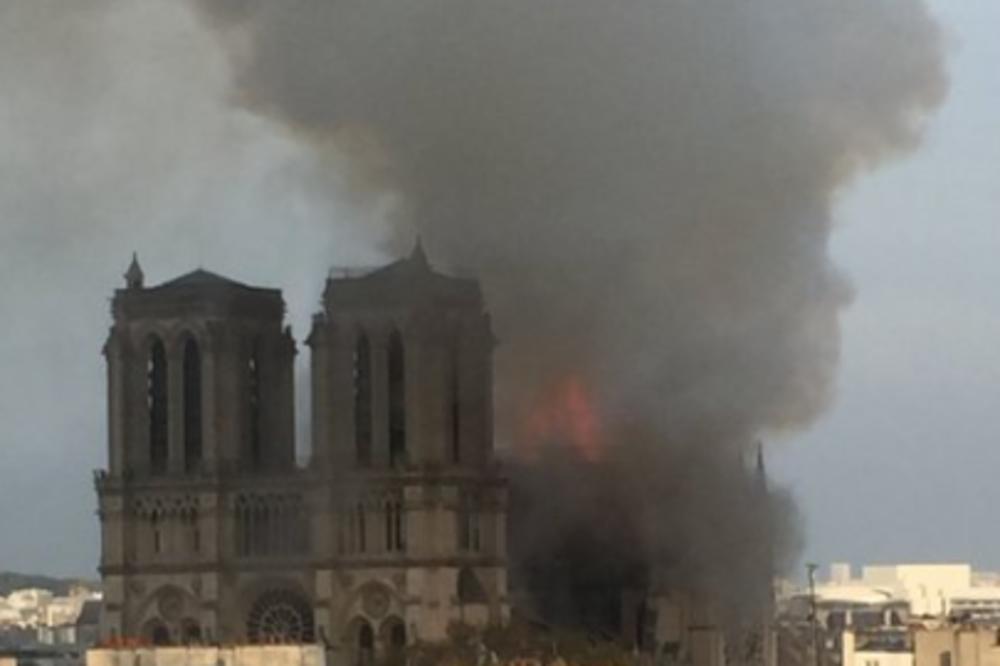 PANIKA U PARIZU: Katedrala Notr Dam gori! DIM ŠIKLJA NA SVE STRANE!