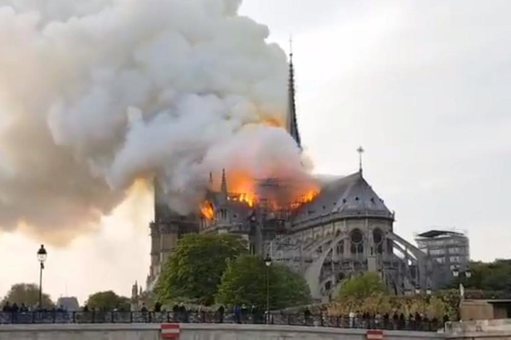 ČUDO U NOTR DAMU! Vatrogasci su utrčali u plamen i krenuli ka oltaru, tamo ih je dočekao NEVEROVATAN PRIZOR (VIDEO)