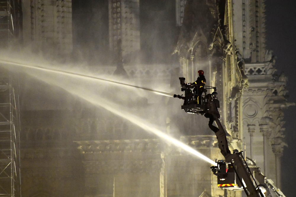 ZAŠTO JE BILO NEMOGUĆE gasiti požar na katedrali Notr Dam?