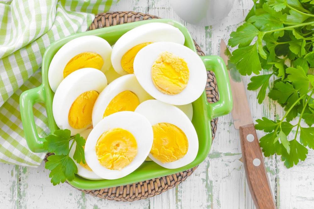 Da li i vi jaja razbijate tako što ih udarite o činiju? To je VELIKA GREŠKA, a evo i zašto
