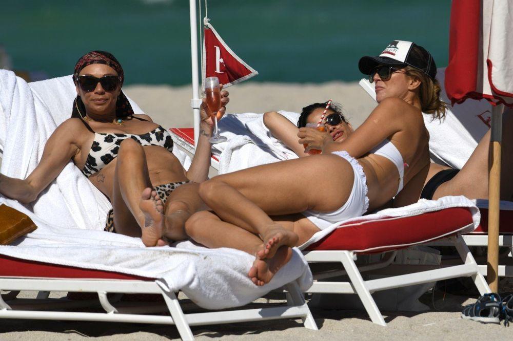 Lili Kersenberg sa prijateljicama na plaži u Majamiju