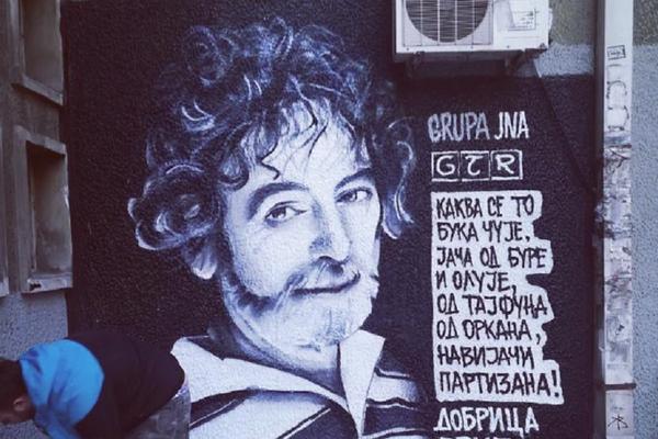 KAKVA JE TO GRMLJAVINA: Dobrica Erić dobio mural u centru Beograda, a bio je poznat je kao veliki navijač Partizana