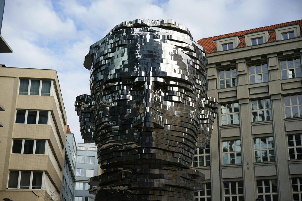 Moderan spomenik Kafki u prestonici Češke  