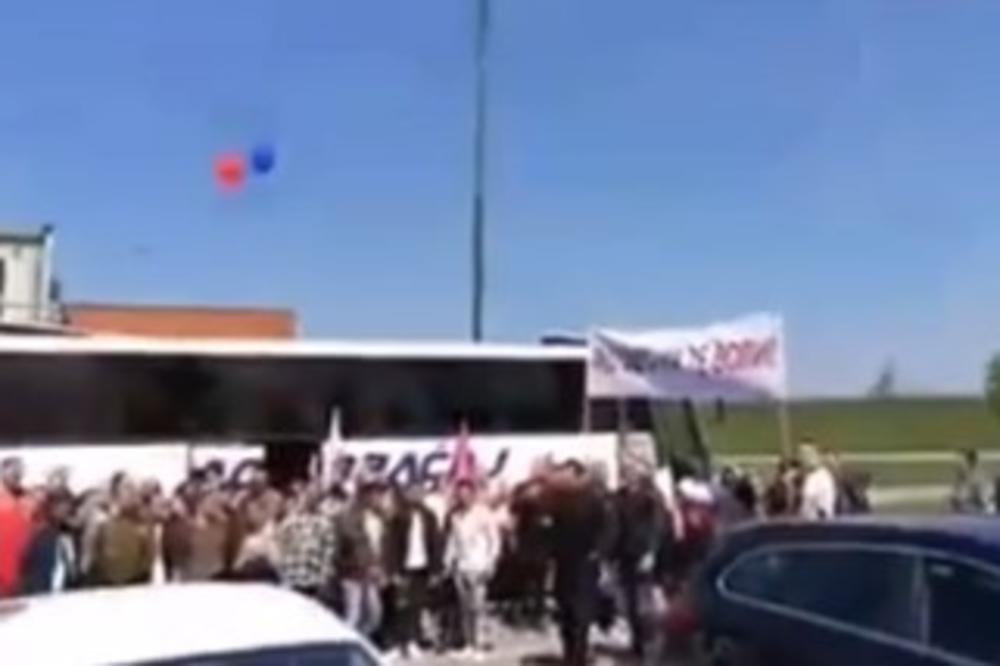 OMLADINA BEOČINA UZ SVOG PREDSEDNIKA! Za Vučića baloni u bojama Srbije i JASNA PODRŠKA (VIDEO)