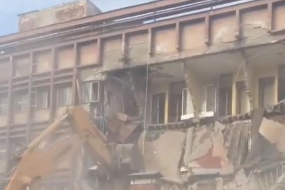 STRAVIČNA NESREĆA U KOSOVSKOJ MITROVICI: Urušio se HOTEL, sumnja se da je RADNIK ZAROBLJEN U RUŠEVINAMA! (VIDEO)