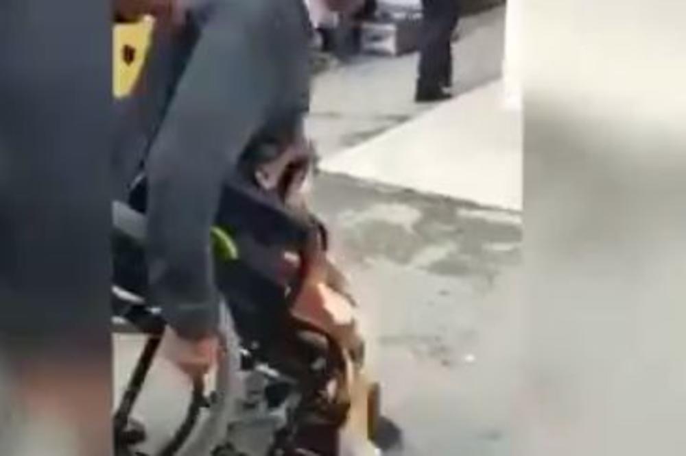 DOGODILO SE ČUDO!!! Svi su gledali u jadnog prosjaka u invalidskim kolicima, kad mu je S LEĐA PRIŠAO ČOVEK! (VIDEO)