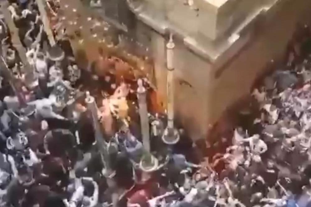 ZAPALJEN BLAGODETNI OGANJ U JERUSALIMU: Ceremonija je ove godine nije ista kao što je bila pre (VIDEO)