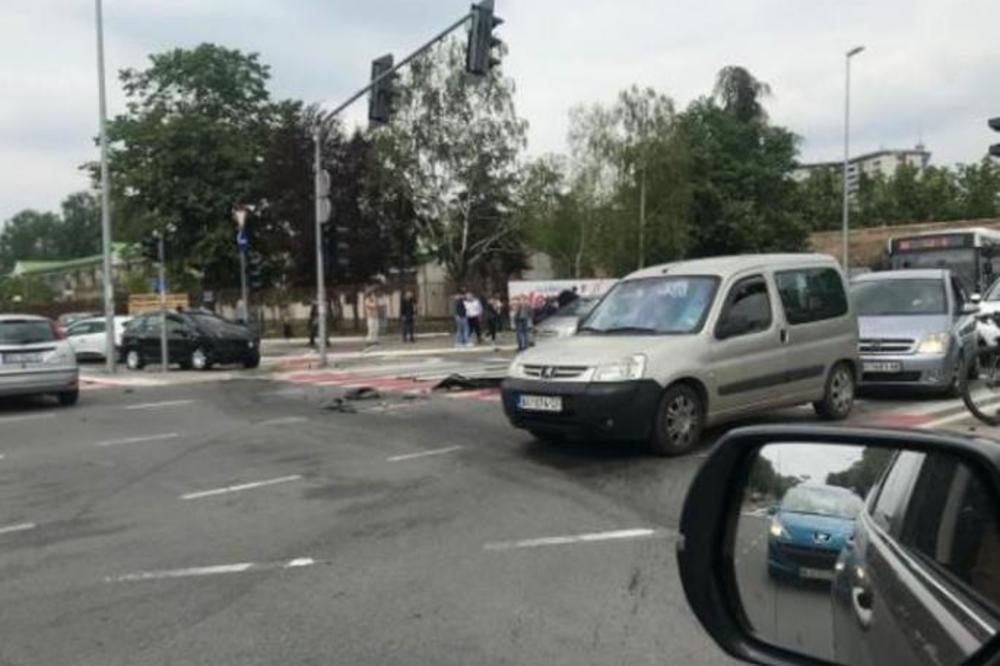 Sudar na Novom Beogradu: Vatrogasci vadili povređene iz auta! (FOTO)