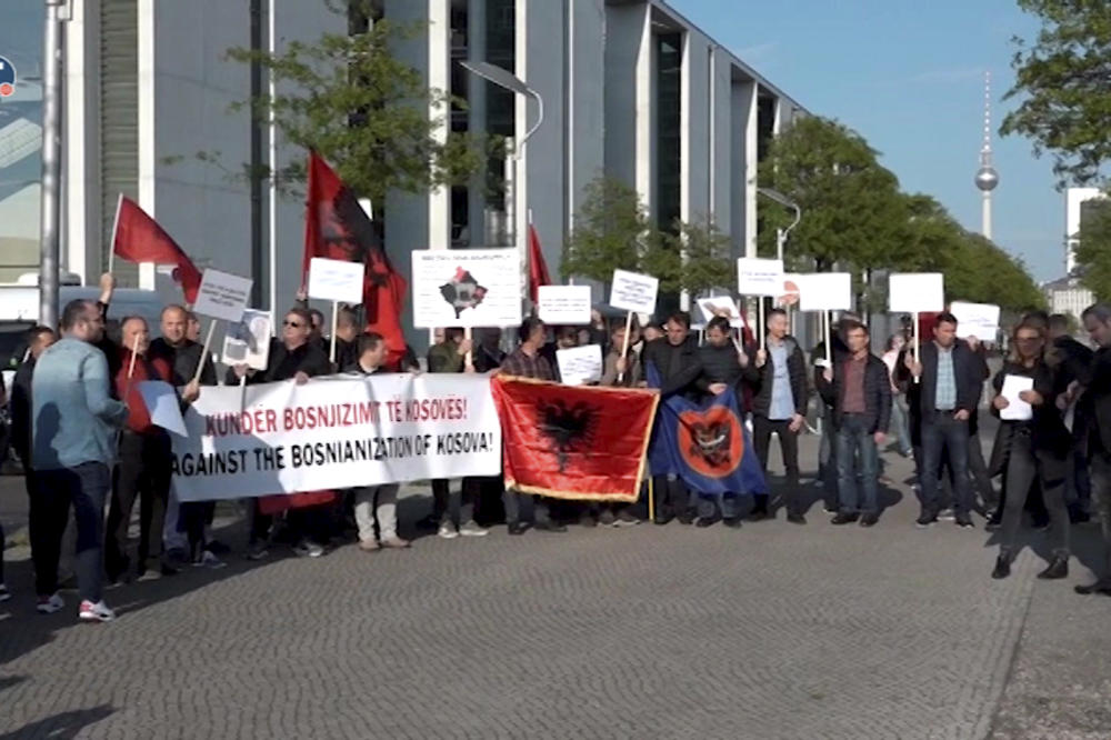 PROTEST ISPRED BUNDESTAGA: Albanci ne žele promenu granica na Kosovu!