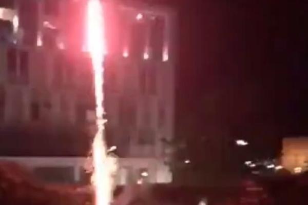 PAKLEN DOČEK ZA MESIJA I SUAREZA: Redsi celu noć palili vatromet i bacali petarde ispred Barsiong hotela!